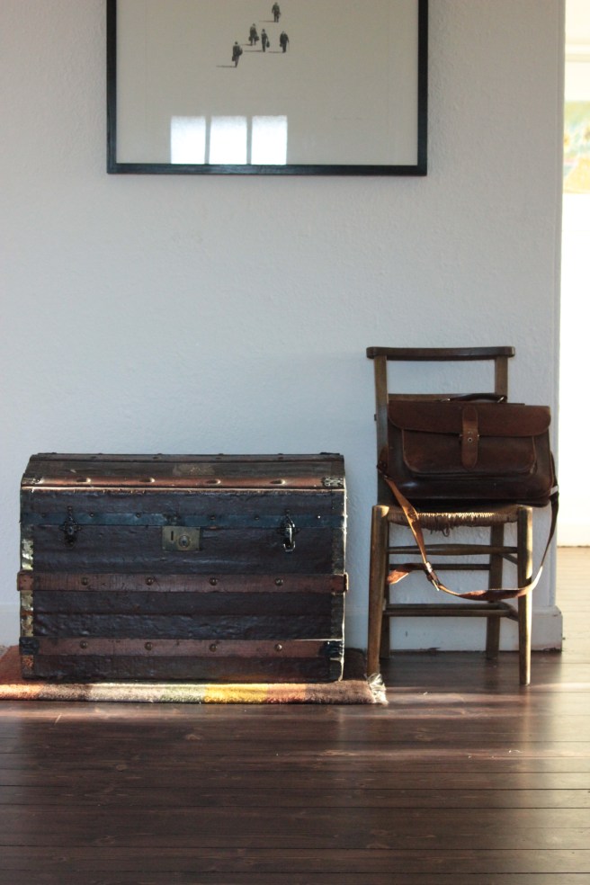 Yes, I've been trying out more furniture in the hall, this kist was used by my grandma when she went off to be a nurse in Dundee